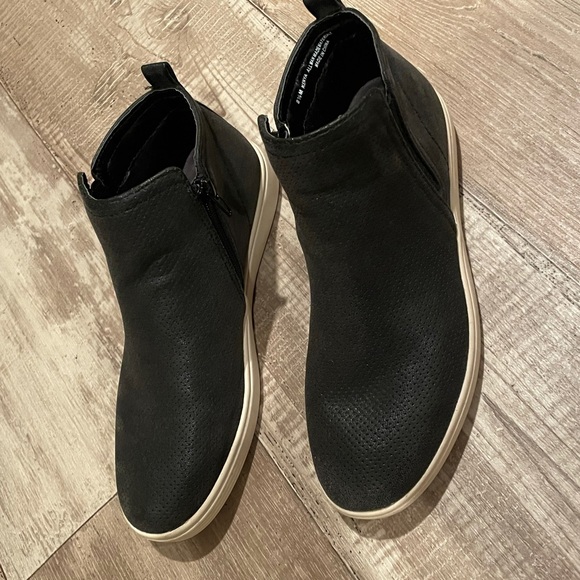 Women’s True Craft Black Ankle Zip Sneakers - Picture 14 of 14